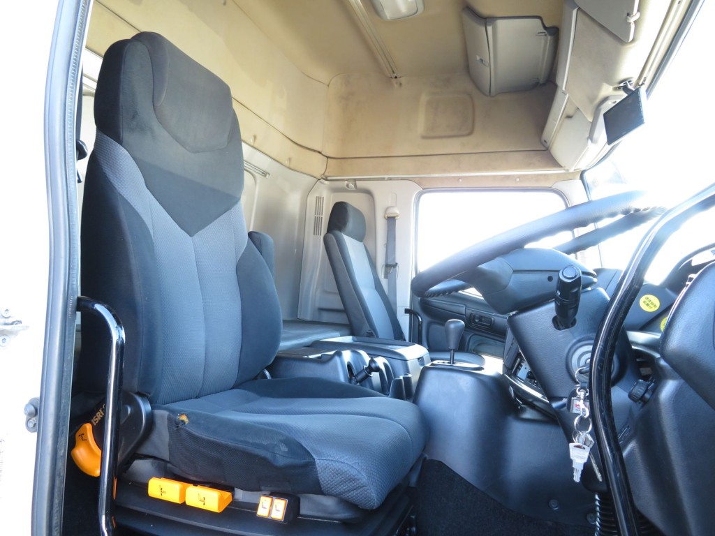 運転席座面にヘタリ・破れ・たばこの焦げ跡があります。|日野 プロフィア QPG-FR1EXEGの写真6