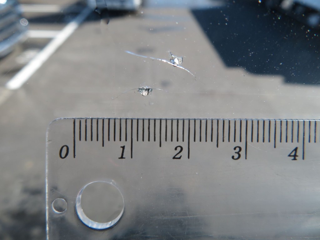 フロントガラス中央付近に飛び石跡があります。|日野 プロフィア QPG-FR1EXEGの写真19