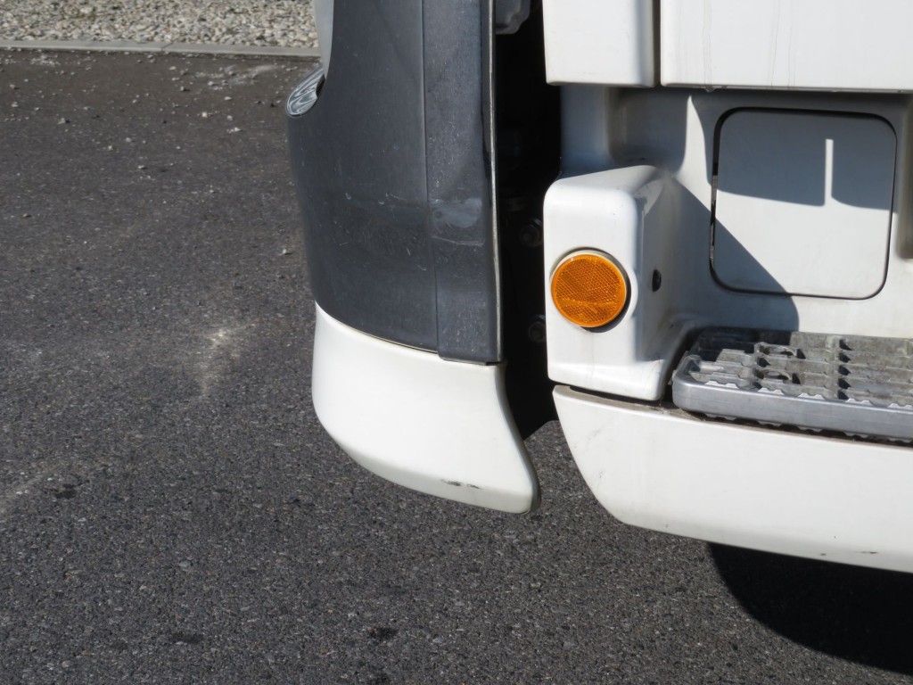 フロントバンパー助手席側側面に細かいキズがあります。|日野 プロフィア QPG-FR1EXEGの写真39
