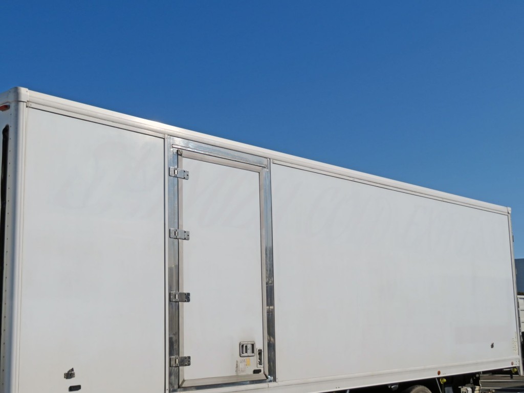 助手席側の側面パネル上部に看板日焼け跡があります。|日野 プロフィア QPG-FR1EXEGの写真40