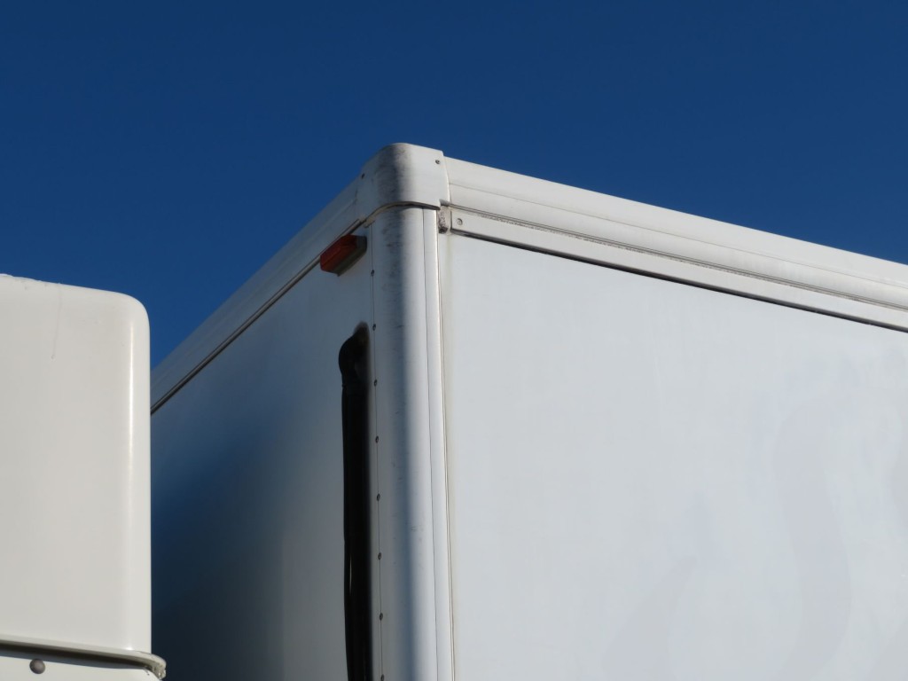 コナー部に細かい線キズがあります。|日野 プロフィア QPG-FR1EXEGの写真41