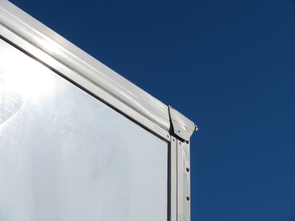 側面パネル上部の枠後方にヘコミ、コーナーカバーにめくれがあります。|日野 プロフィア QPG-FR1EXEGの写真43