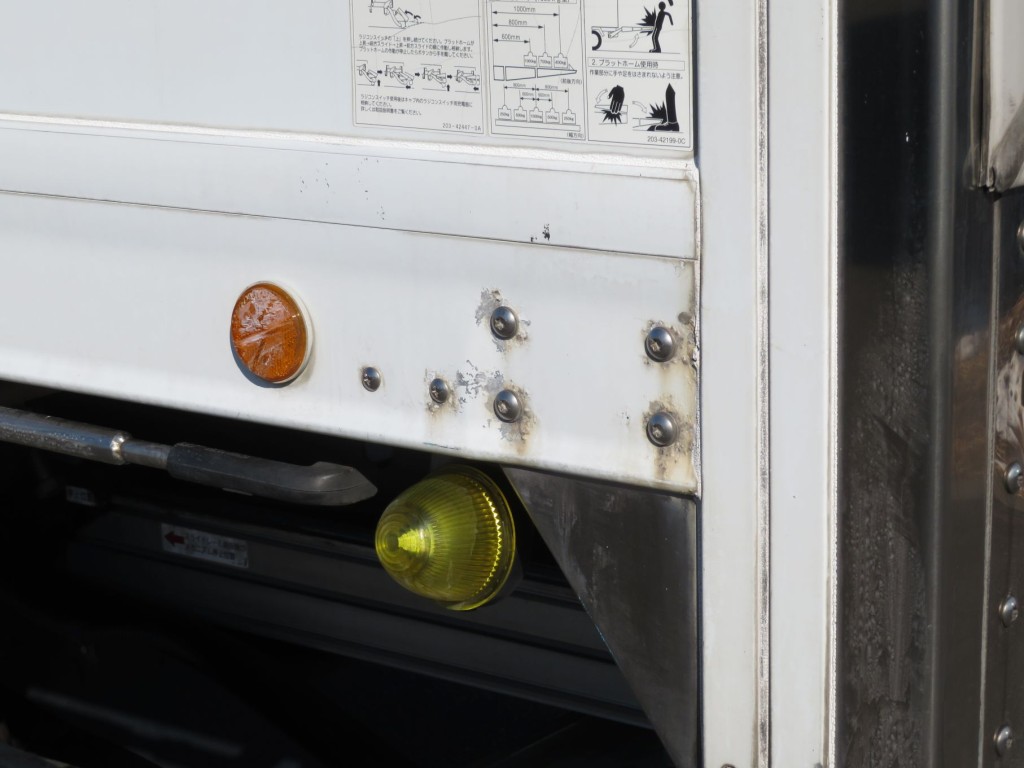 助手席側サイドレール後部にヘコミがあります。|日野 プロフィア QPG-FR1EXEGの写真45