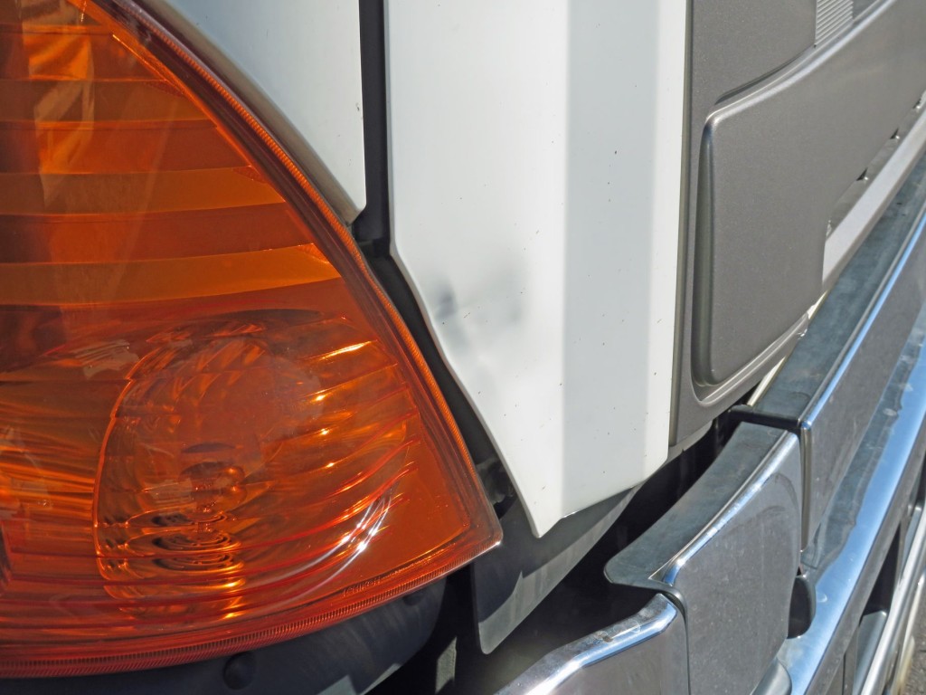 フロントパネル運転席側のカド付近にヘコミ箇所があります。|日野 プロフィア QPG-FR1EXEGの写真46