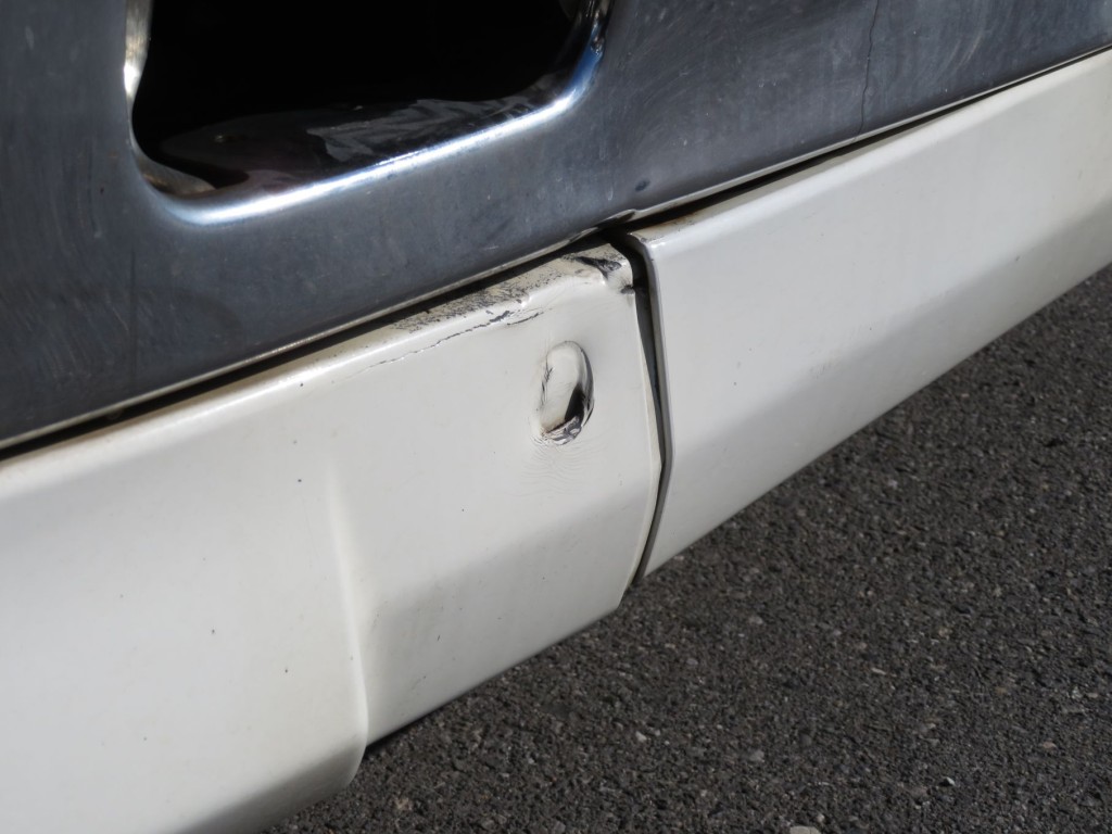 フロントバンパースカートの運転席側に穴あき箇所があります。|日野 プロフィア QPG-FR1EXEGの写真48