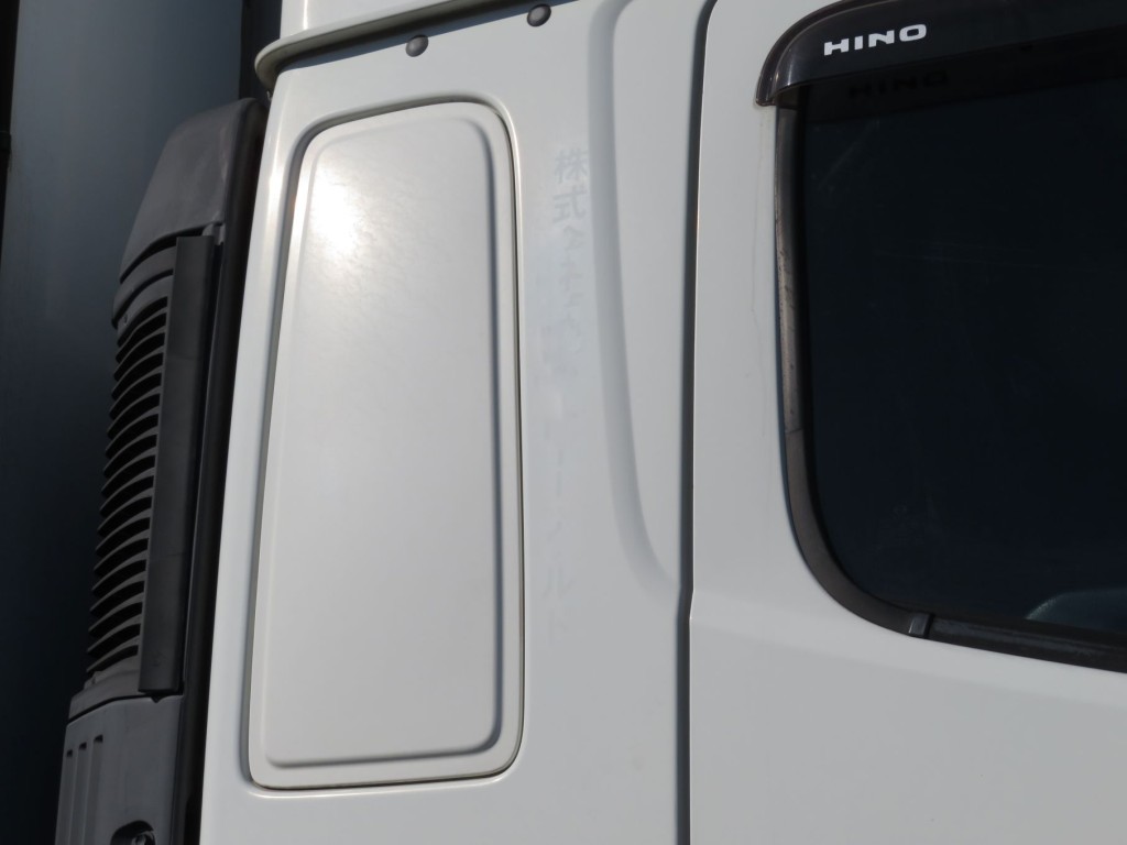 運転席側クォーターパネルに看板日焼け跡があります。|日野 プロフィア QPG-FR1EXEGの写真50