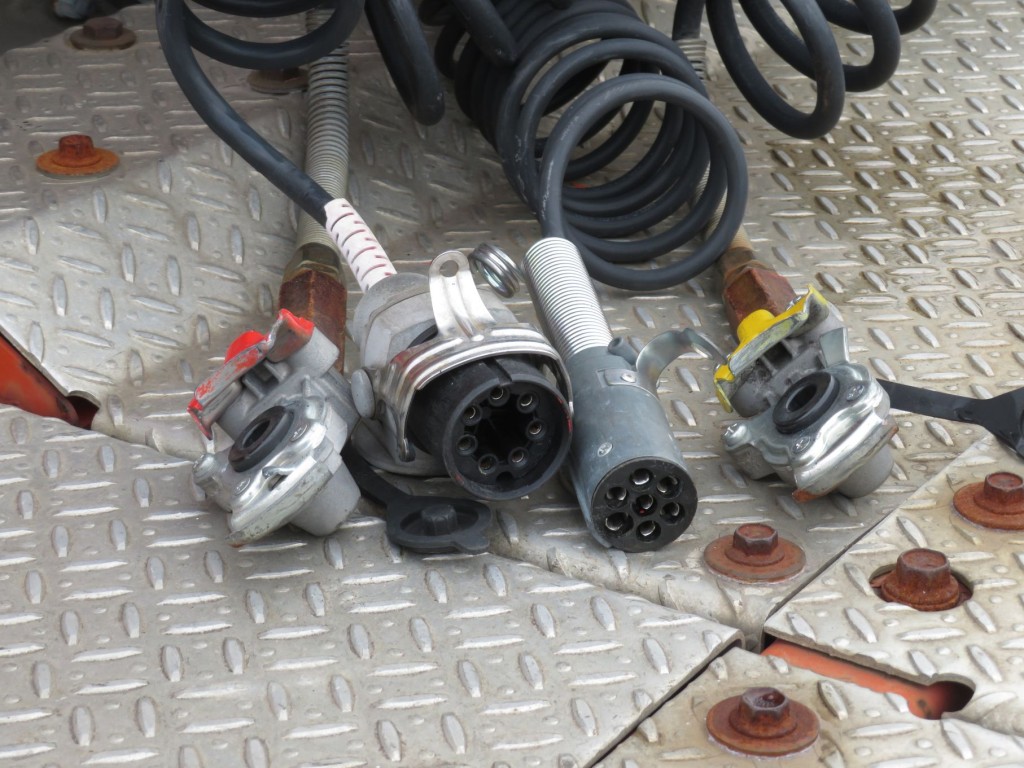 接続コネクターです。|日野 プロフィア QPG-SH1EDDGの写真12