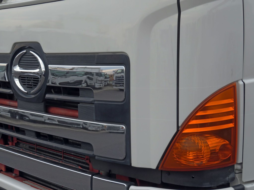 フロントパネルにライン消し跡があります。（段差になっています）|日野 プロフィア QPG-SH1EDDGの写真14