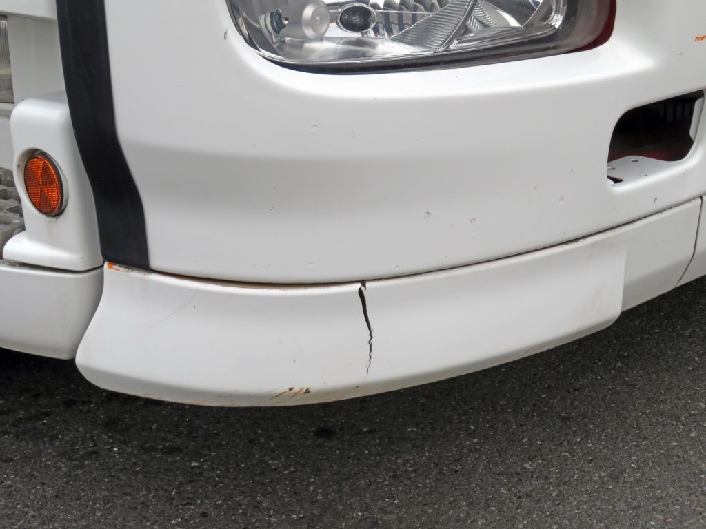 フロントバンパースカート運転席側に割れ箇所があります。|日野 プロフィア QPG-SH1EDDGの写真16