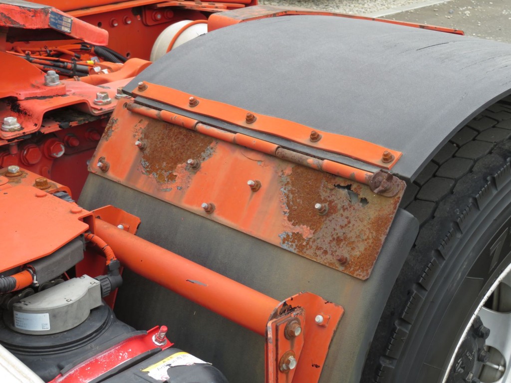 助手席側ラバーフェンダーの取り付け金具が腐食しています。|日野 プロフィア QPG-SH1EDDGの写真18