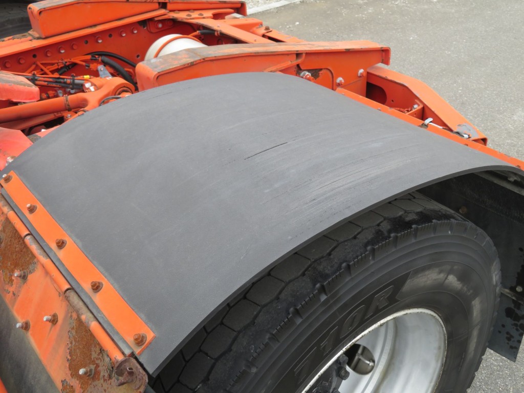 助手席側ラバーフェンダーにキズがあります。|日野 プロフィア QPG-SH1EDDGの写真19