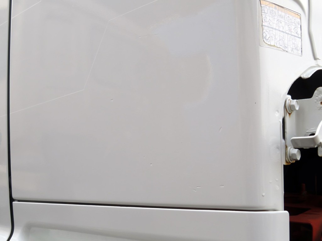 助手席側クォーターパネルに細かいキズがあります。|日野 プロフィア QPG-SH1EDDGの写真30
