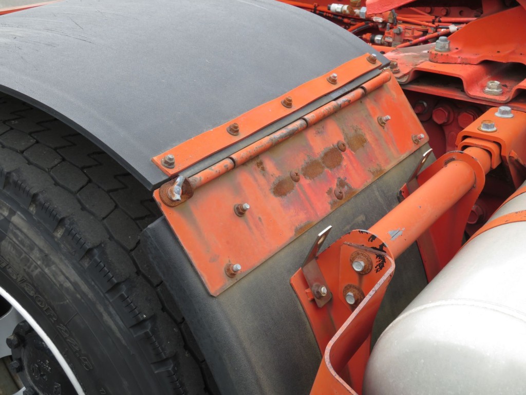 運転席側ラバーフェンダー取り付け部の金具にサビがあります。|日野 プロフィア QPG-SH1EDDGの写真32