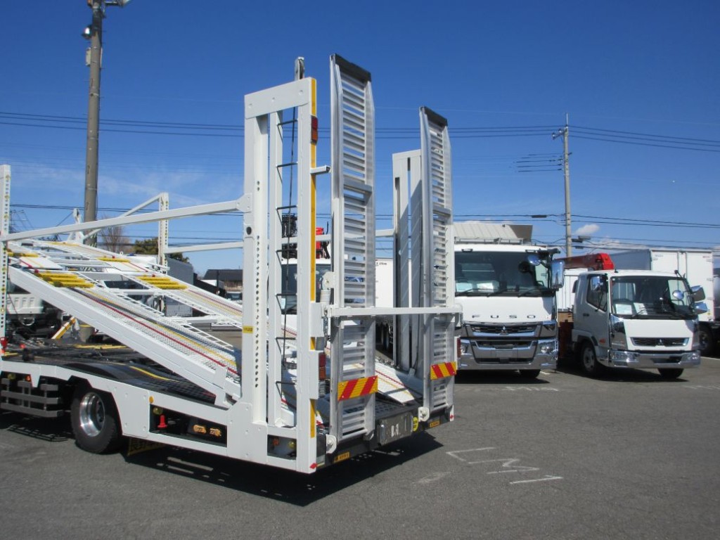 歩み板の格納状態です。(手動式です)|いすゞ フォワード 2RG-FSR90S2の写真16