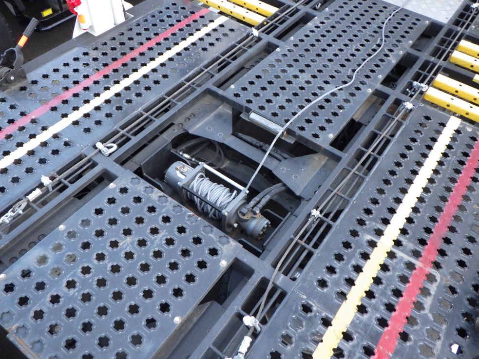 1Fフロアー中央にウインチが付いています。|いすゞ フォワード 2RG-FSR90S2の写真17