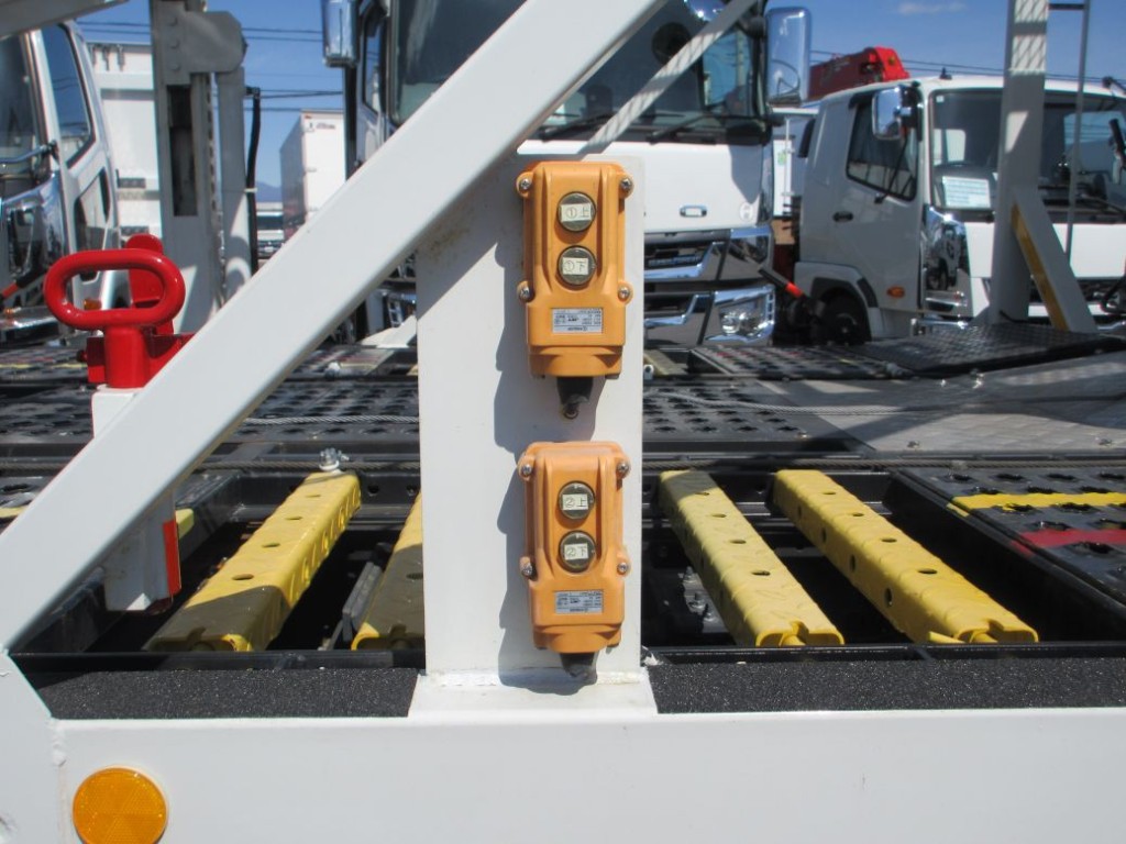 上物の操作スイッチです。|いすゞ フォワード 2RG-FSR90S2の写真18