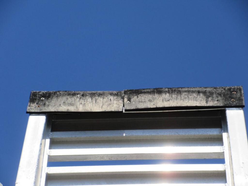 歩み板の助手席側接地ゴムに切れがあります。|いすゞ フォワード 2RG-FSR90S2の写真33