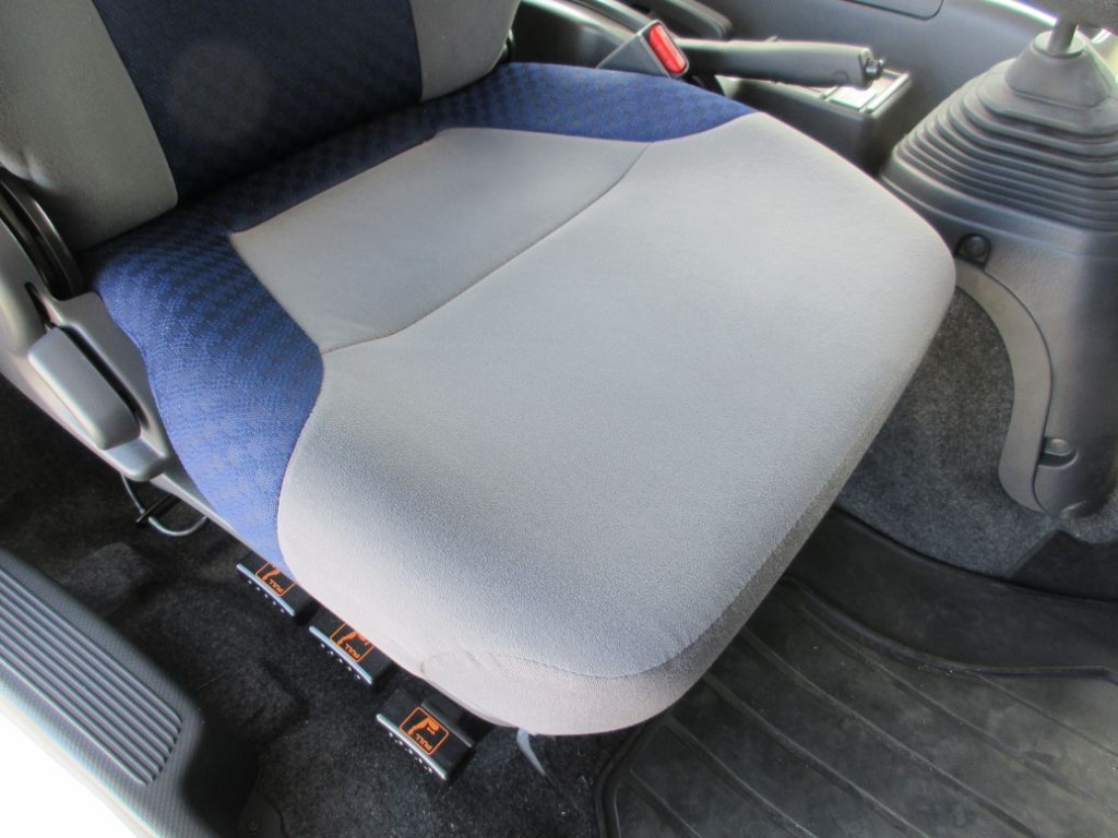 運転席座面にヘタリがあります。|いすゞ フォワード 2RG-FSR90S2の写真35