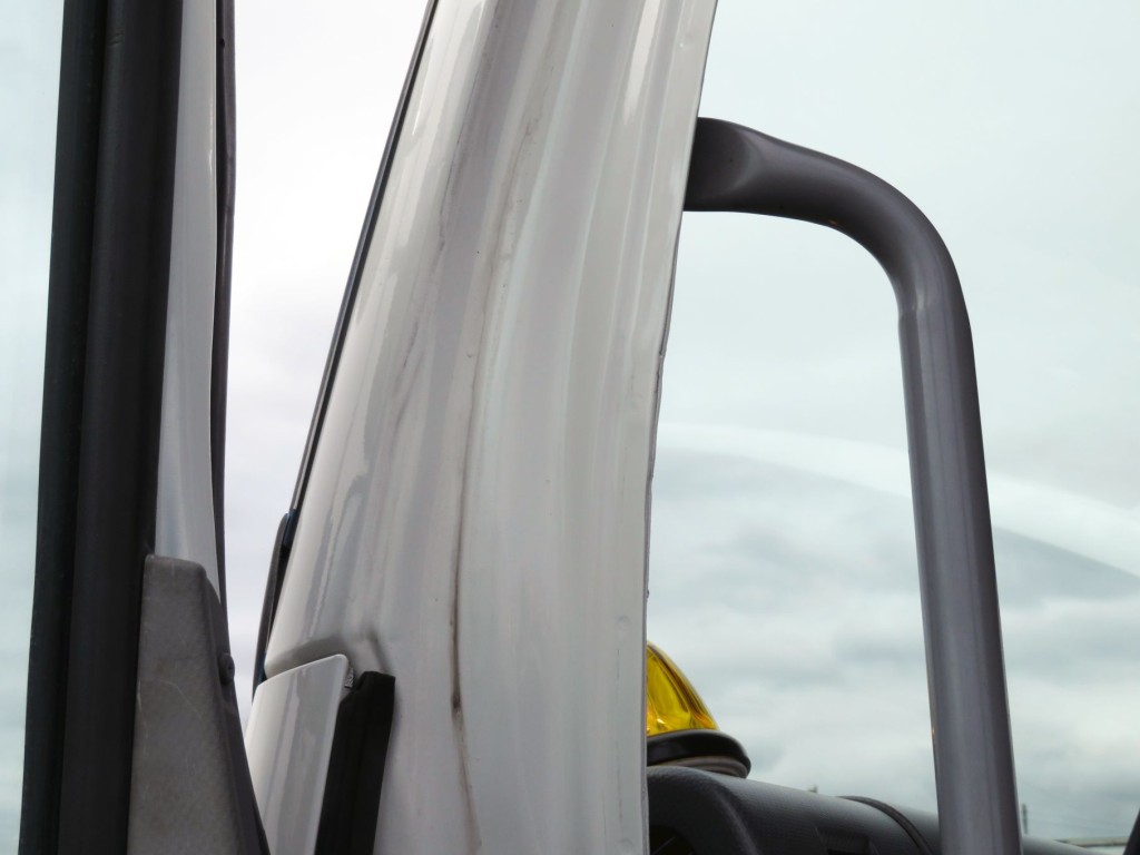 助手席側ピラーに修復箇所があります。|いすゞ フォワード LDG-FVZ34U2の写真32