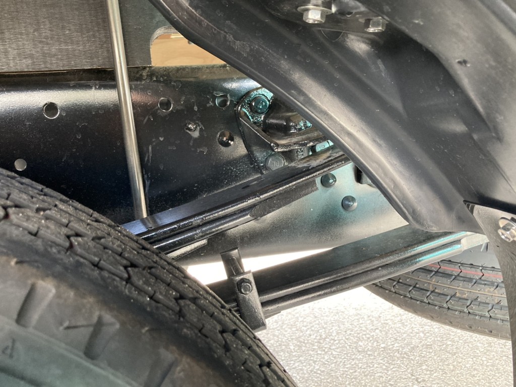 シャーシとスプリングの状態です。|三菱 ファイター 2KG-FK62F(2WD)の写真6