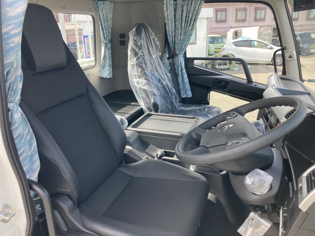車内です。|三菱 ファイター 2KG-FK62F(2WD)の写真12