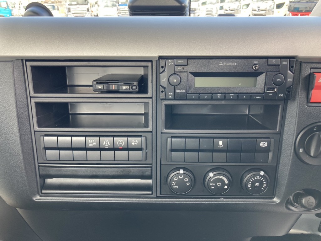 インパネ周りです。|三菱 ファイター 2KG-FK62F(2WD)の写真28