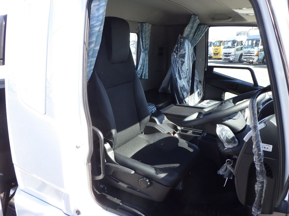 乗車定員は２名です。|三菱 ファイター 2KG-FK62F(2WD)の写真6