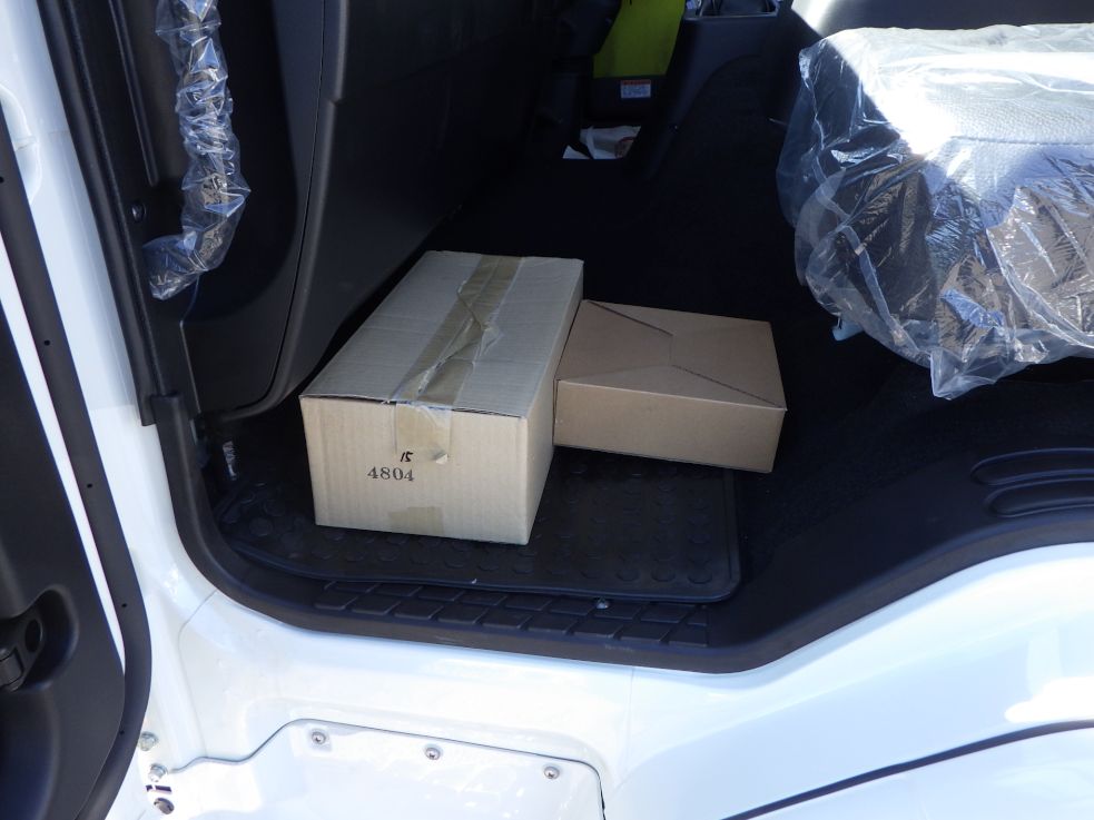 キャブ内に付属品が積んであります。|三菱 ファイター 2KG-FK62F(2WD)の写真18