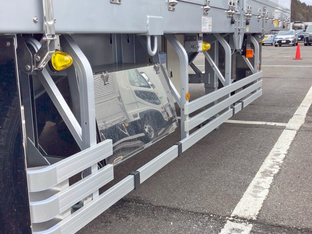 運転席側にステンレス製の工具箱が付いています。|トレクス  PFB34118の写真27