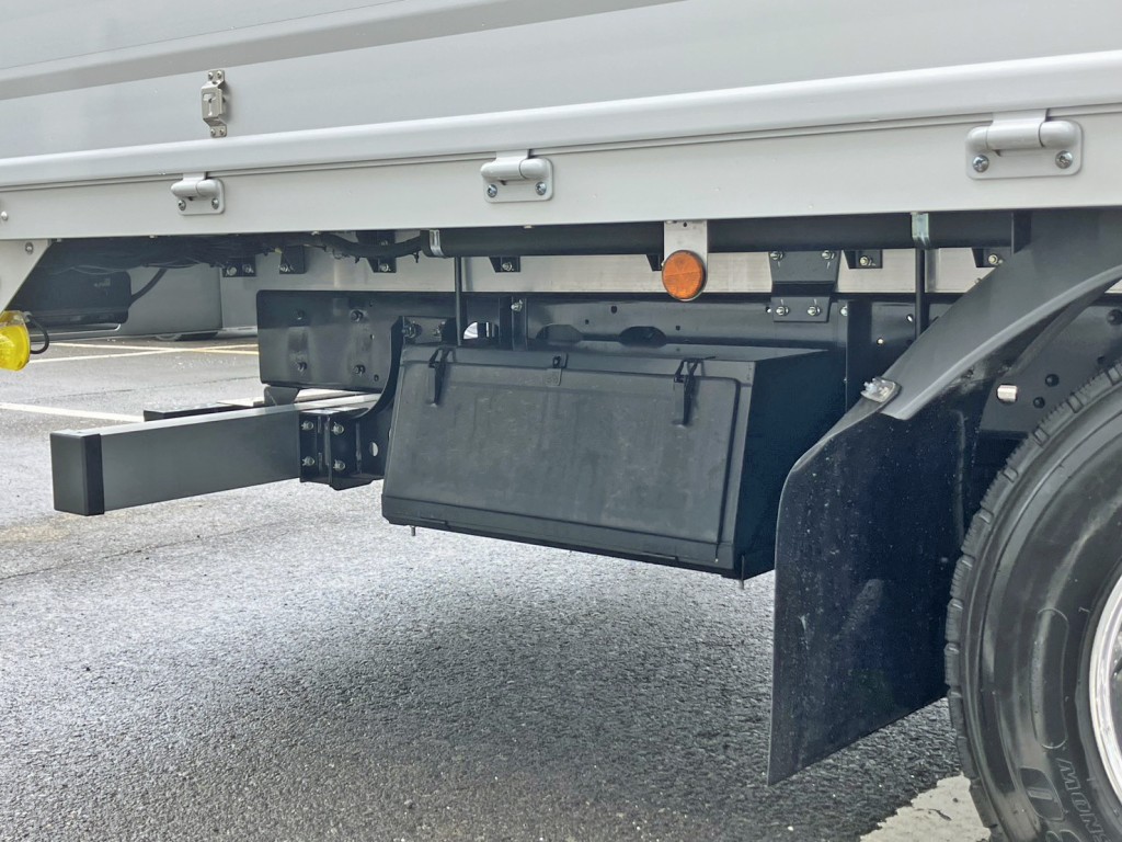 ボディー運転席側後方に鉄製の工具箱が付いています。|三菱 ファイター 2KG-FK65F(2WD)の写真14