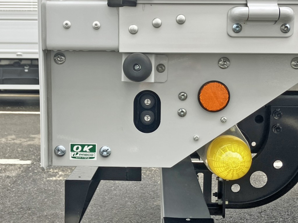 ボディー後方左右にウイングの開閉スイッチが付いています。(運転席側)|三菱 ファイター 2KG-FK65F(2WD)の写真17