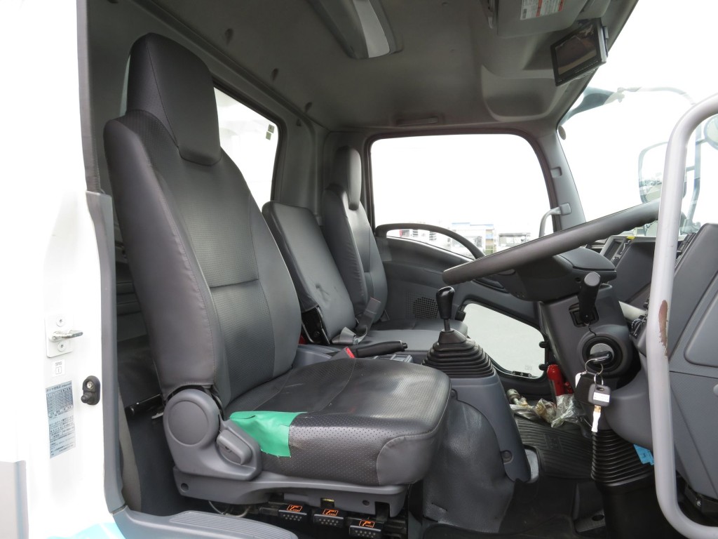 運転席座面にヘタリ・破れがあります。|いすゞ フォワード 2RG-FRR90S2の写真6