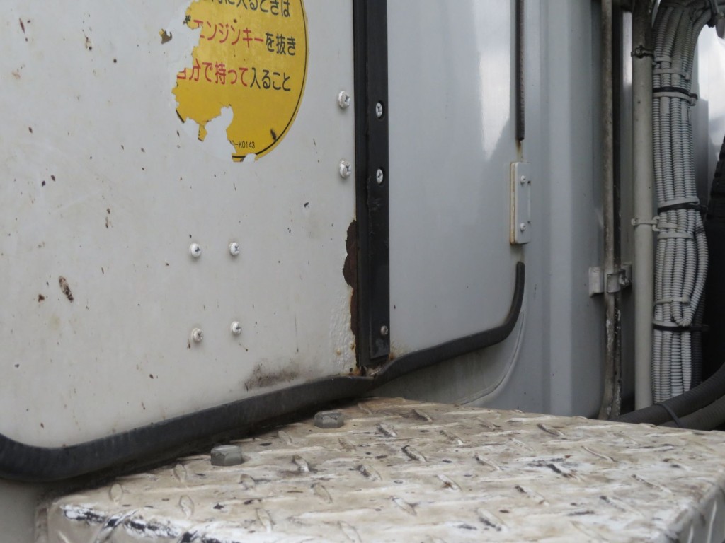 点検窓の扉にキズ・サビがあります。|いすゞ フォワード 2RG-FRR90S2の写真17
