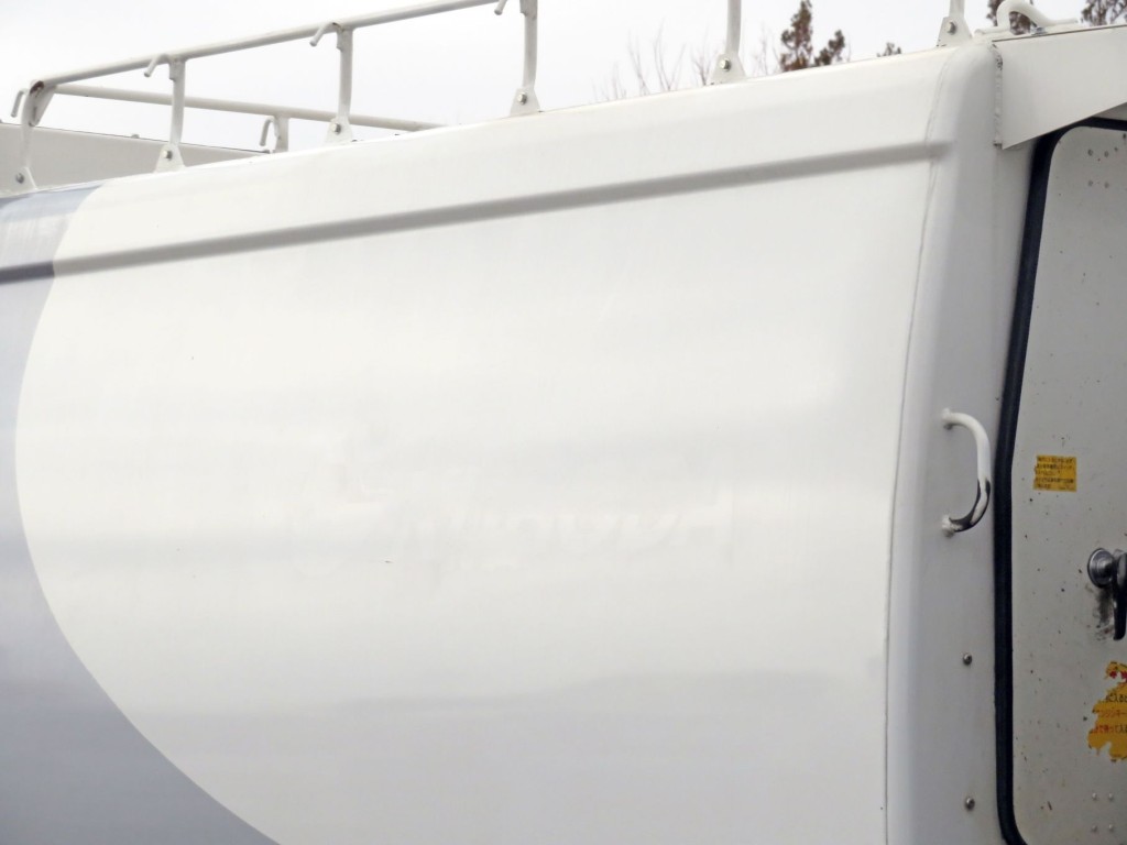 ボディー側面に看板日焼け跡があります。|いすゞ フォワード 2RG-FRR90S2の写真18