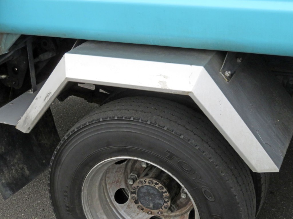 運転席側リアフェンダーにキズ・塗装剥がれ箇所があります。|いすゞ フォワード 2RG-FRR90S2の写真19