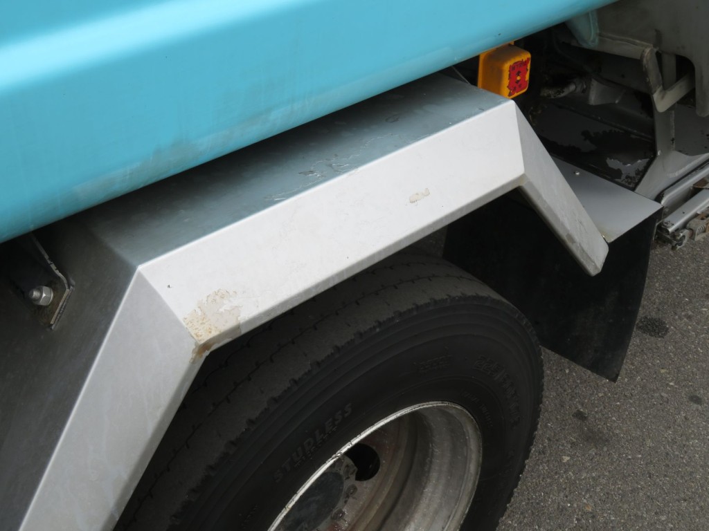 助手席側リアフェンダーに細かいキズ・塗装剥がれ箇所があります。|いすゞ フォワード 2RG-FRR90S2の写真33