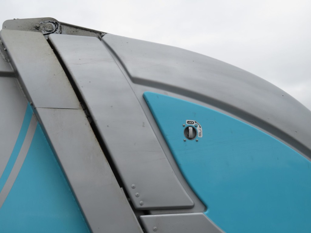 テールゲートの側面パネルに細かい線キズがあります。|いすゞ フォワード 2RG-FRR90S2の写真34