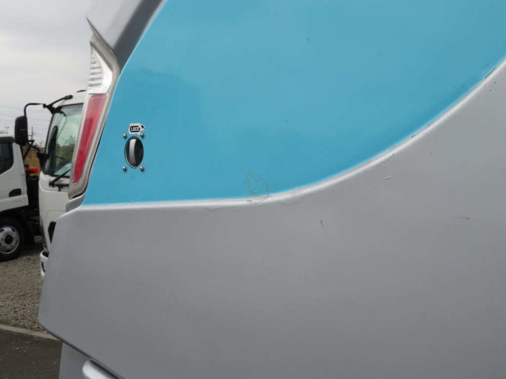 テールゲートの側面パネルにサビ跡が残っています。|いすゞ フォワード 2RG-FRR90S2の写真35