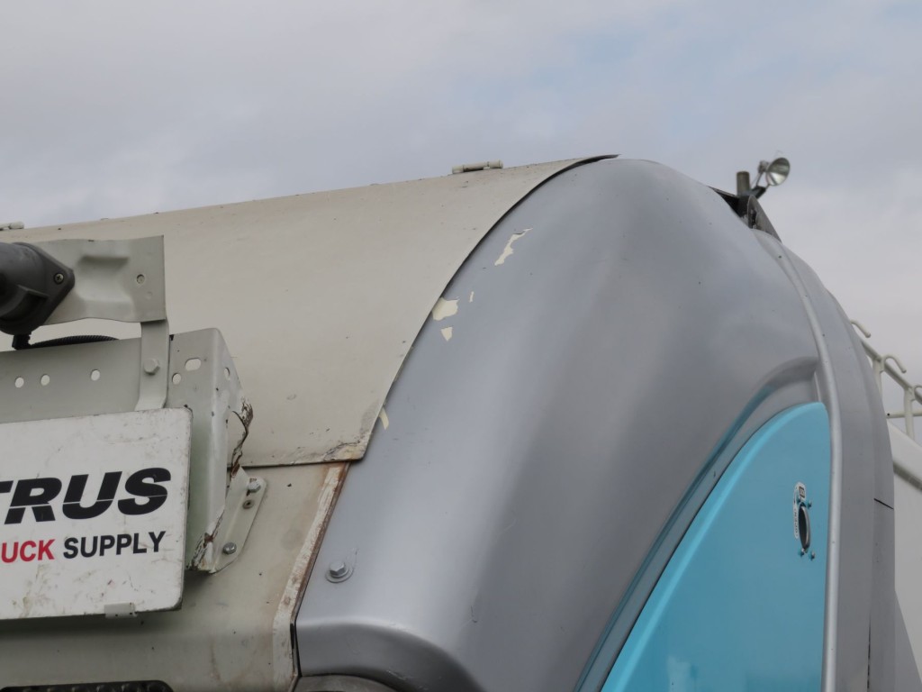 テールゲート上部にキズ・塗装剥がれ箇所があります。|いすゞ フォワード 2RG-FRR90S2の写真36