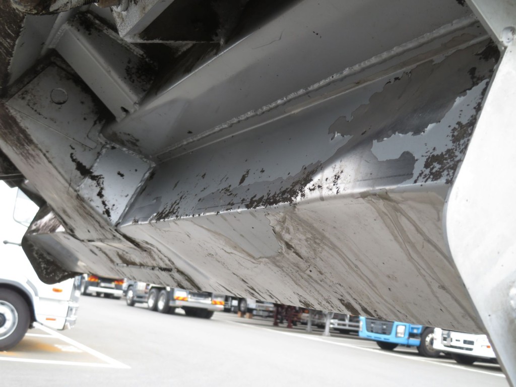 汚水タンク前面にヘコミがあります。|いすゞ フォワード 2RG-FRR90S2の写真37