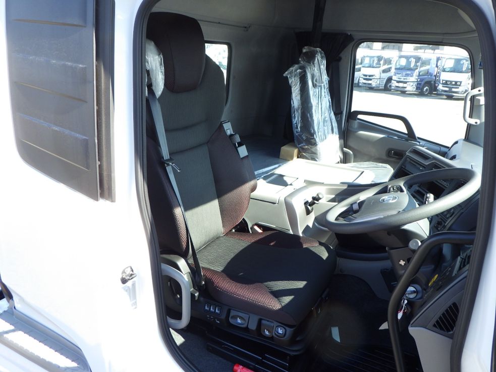 乗車定員は２名です。|UDトラックス クオン 2RG-GK5DABの写真6