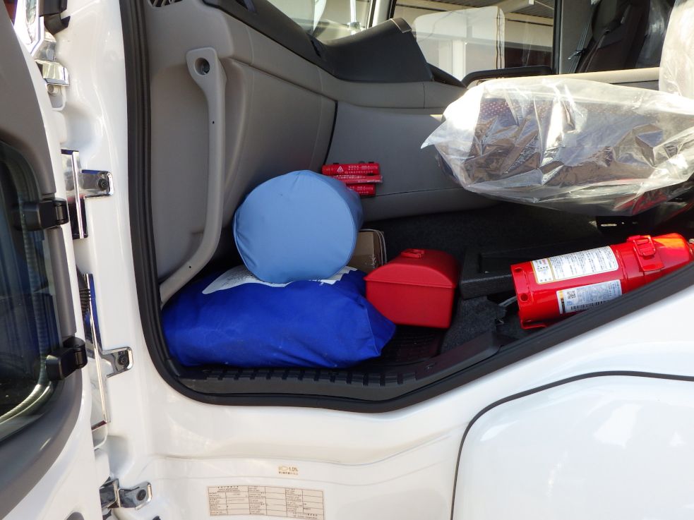 キャブ内に付属品が積んであります。|UDトラックス クオン 2RG-GK5DABの写真16