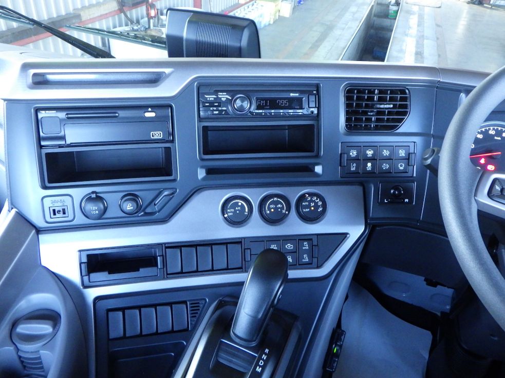 パネル周りの状態です。|UDトラックス クオン 2RG-GK5DABの写真17