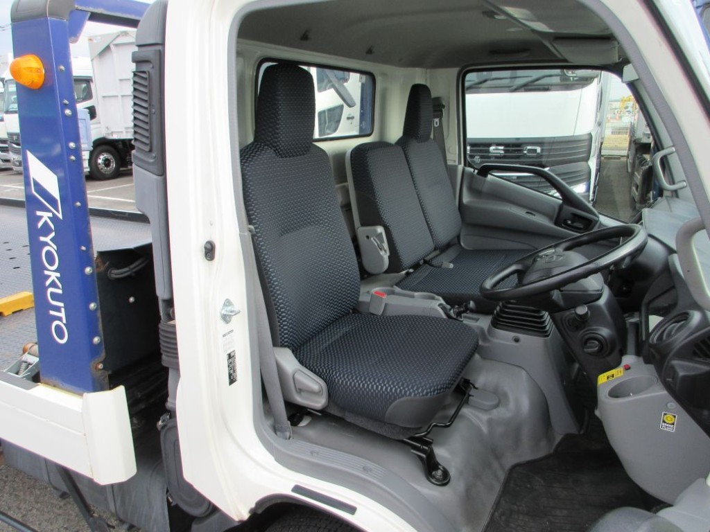 乗車定員は３名です。|日野 デュトロ 2KG-XZU722M(2WD)の写真6