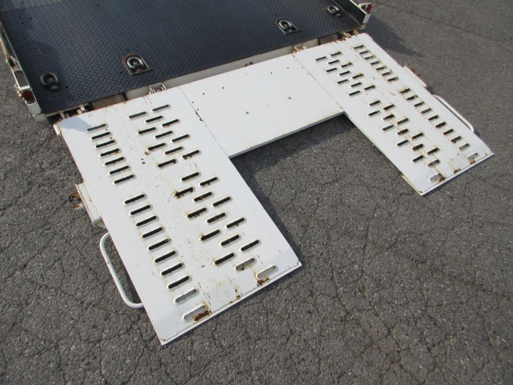 歩み板の状態です。|日野 デュトロ 2KG-XZU722M(2WD)の写真14