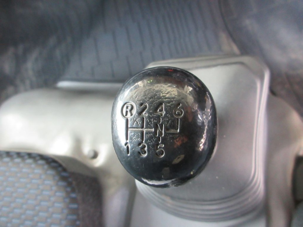 MT６速です。|日野 デュトロ 2KG-XZU722M(2WD)の写真20