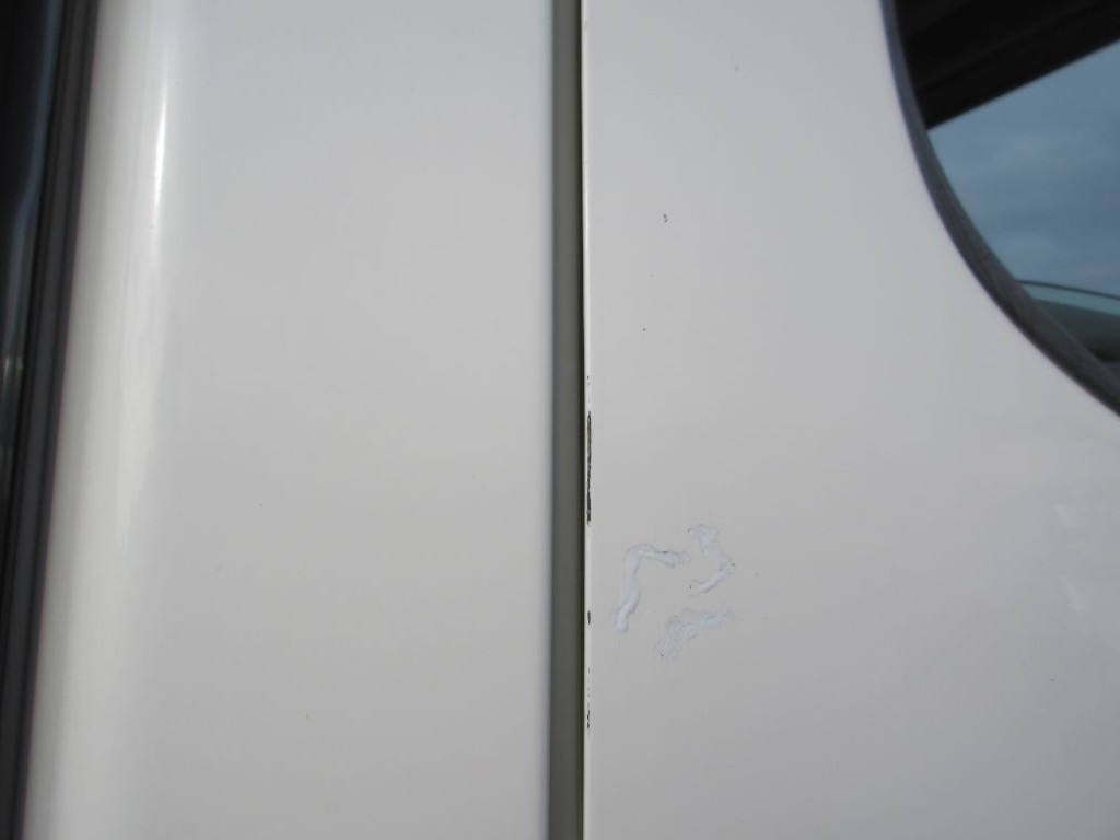 運転席側ドアにキズ・タッチアップ跡があります。|日野 デュトロ 2KG-XZU722M(2WD)の写真24