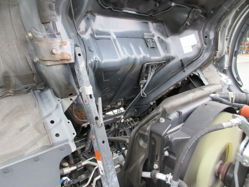 キャブ裏側にサビがあります。|日野 デュトロ 2KG-XZU722M(2WD)の写真28