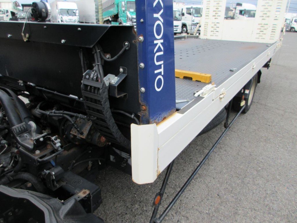 ボディー前方の両サイドにサビ・塗装の浮きがあります。|日野 デュトロ 2KG-XZU722M(2WD)の写真29