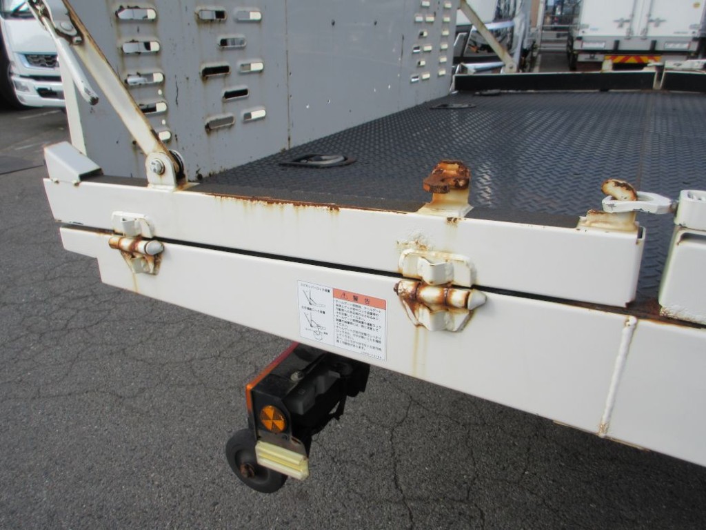 ボディー後方の両サイドにキズ・サビがあります。|日野 デュトロ 2KG-XZU722M(2WD)の写真30